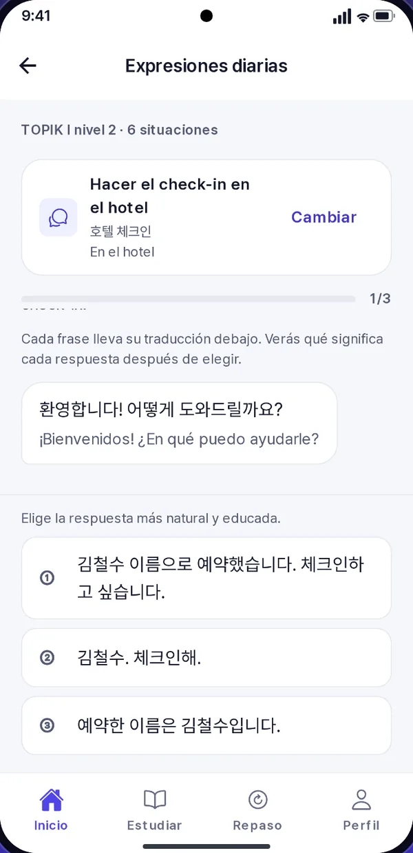 Pantalla de Expresiones diarias: una conversación de registro en un hotel con la traducción al español bajo cada línea