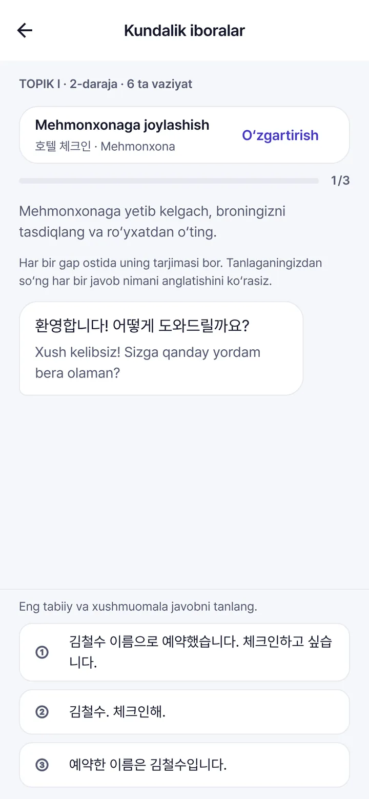 Kundalik iboralar ekrani: mehmonxonada roʻyxatdan oʻtish dialogi, har bir qator ostida oʻzbekcha tarjima